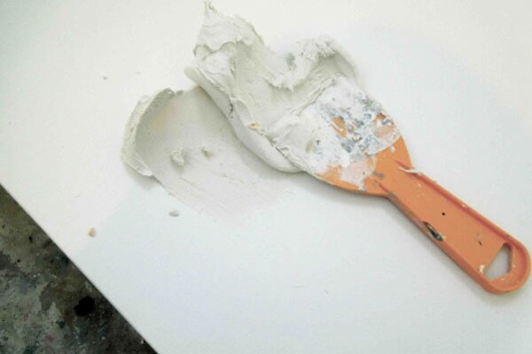 Nên dùng bột trét tường trong nhà hay dùng sơn chống thấm là đủ?